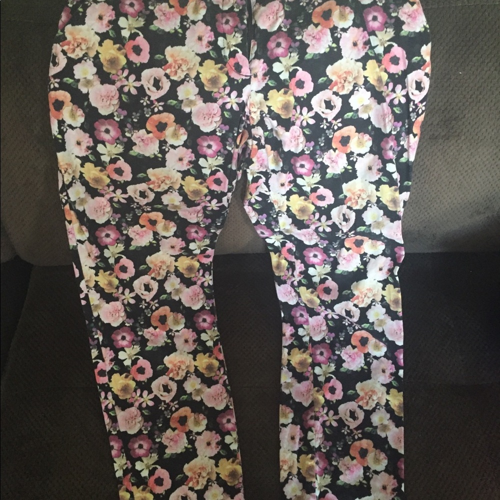 Floral cropped pants